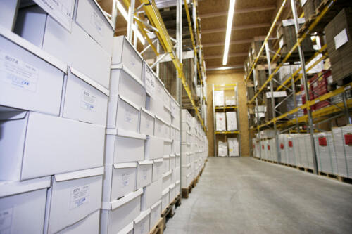 Le dépôt de stockage Un entrepôt de rayonnages en hauteur en tant que zone de transition rapide